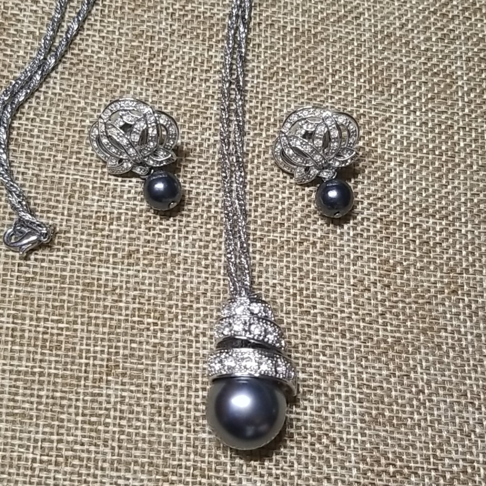 1990s Rhinestone Gray Pearl Necklace Earrings Set